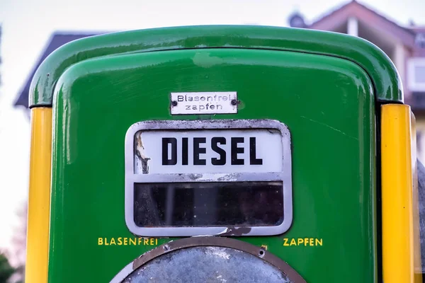 Histórico Dispensador Combustible Verde Amarillo Para Gasolina Diesel Con Texto — Foto de Stock