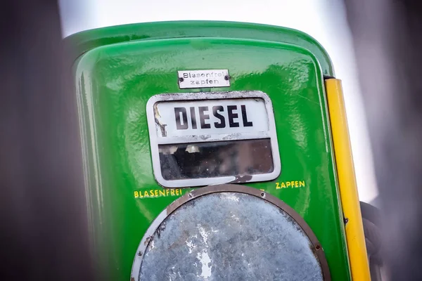 Historický Zelený Žlutý Dávkovač Paliva Pro Motorovou Naftu Německým Textem — Stock fotografie