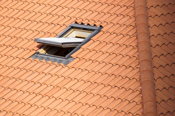 Telhado Com Abóbadas Janelas Velux — Fotografia de Stock