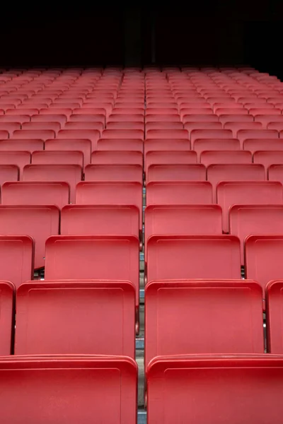 Puste Red Siedzenie Rząd Piłce Nożnej Stadion — Zdjęcie stockowe