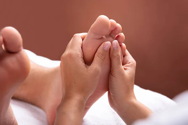 Zbliżenie Dłoni Terapeuty Daje Masaż Stóp Człowieka — Zdjęcie stockowe