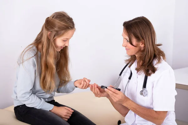 Médico Feminino Verificando Nível Açúcar Sangue Menina Sorridente Paciente Com — Fotografia de Stock