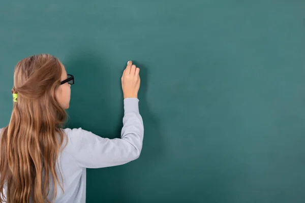 Tampilan Belakang Seorang Siswa Perempuan Menulis Dengan Kapur Pada Kapur — Stok Foto