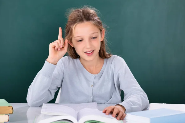 Bir Kızın Önünde Yeşil Kara Tahta Okurken Bir Fikir Olan — Stok fotoğraf