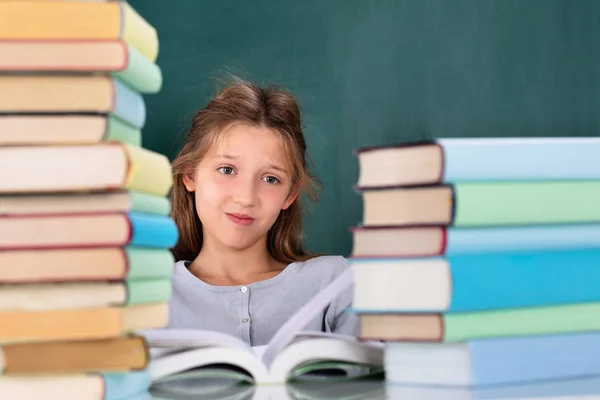 Primer Plano Estudiante Estresado Mirando Pila Libros — Foto de Stock