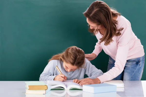 Female Teacher Helping Her Student Doing Class Work Classroom — Stock Photo, Image