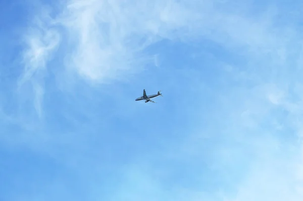 Avião Voando Céu Azul Conceito Viagem Espaço Cópia Vazio — Fotografia de Stock