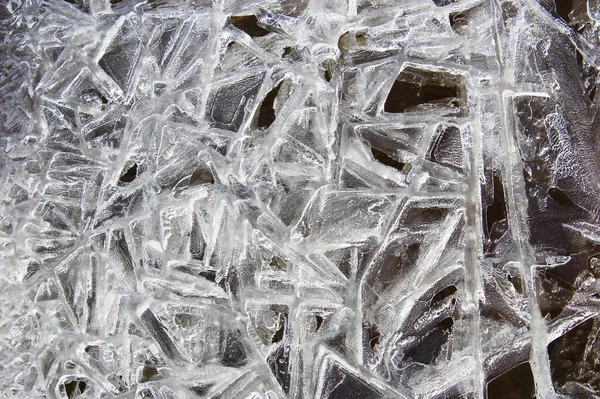 Cristales Hielo Formados Borde Del Agua Corriente Con Fondo Negro — Foto de Stock