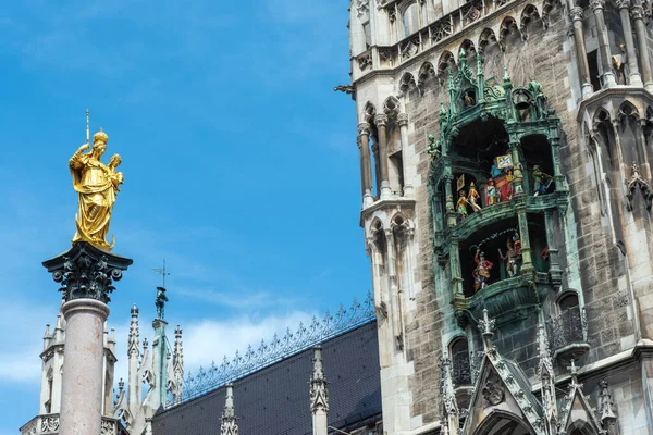 Στήλη Marian Και Ρολόι Κωδωνισμοί Στο Marienplatz Στο Μόναχο Γερμανία — Φωτογραφία Αρχείου