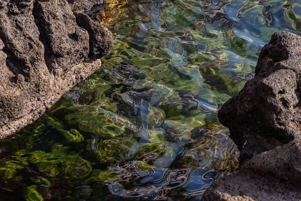 Dettaglio Del Mare Cristallino Siciliano Tra Rocce Laviche — Foto Stock