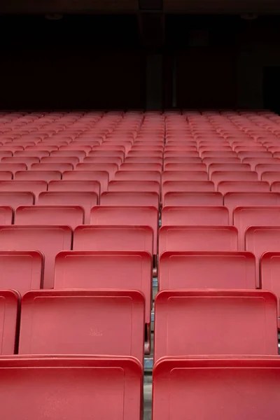 Puste Red Siedzenie Rząd Piłce Nożnej Stadion — Zdjęcie stockowe