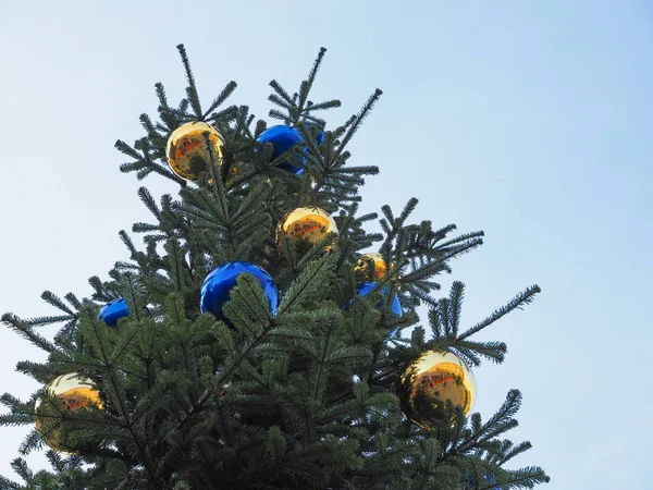 Albero Natale Con Baubles Decorazioni Sopra Cielo Blu Con Spazio — Foto Stock