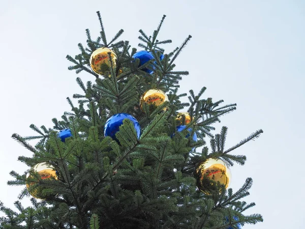 Albero Natale Con Baubles Decorazioni Sopra Cielo Blu Con Spazio — Foto Stock