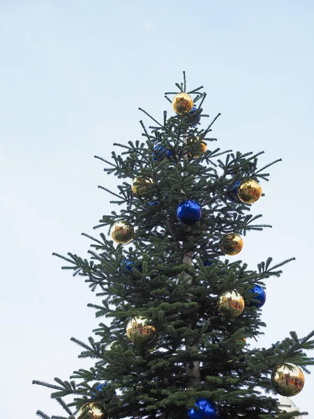 Albero Natale Con Baubles Decorazioni Sopra Cielo Blu Con Spazio — Foto Stock