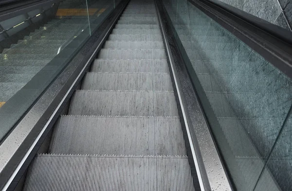 Escada Rolante Movimento Para Transportar Pessoas Entre Andares Edifício — Fotografia de Stock