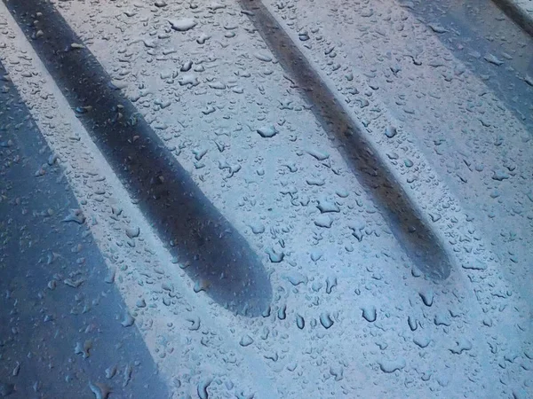 Капли Дождевой Воды Голубой Металлической Крышке Автомобиля Текстуру Полезно Качестве — стоковое фото