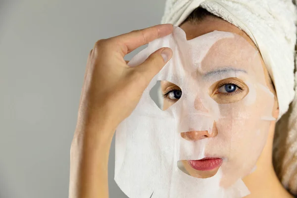 Belle Donne Che Applicano Maschera Facciale Con Crema Idratante — Foto Stock