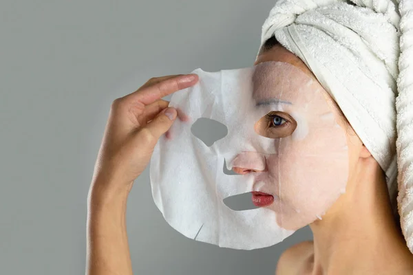 Beautiful Women Applying Facial Mask Moisturizer — Stock Photo, Image