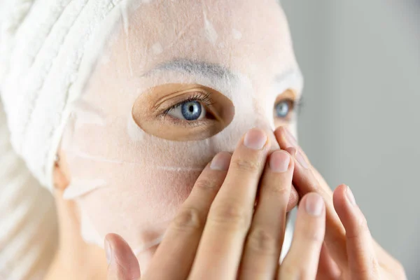 Mulheres Bonitas Aplicando Máscara Facial Com Hidratante — Fotografia de Stock