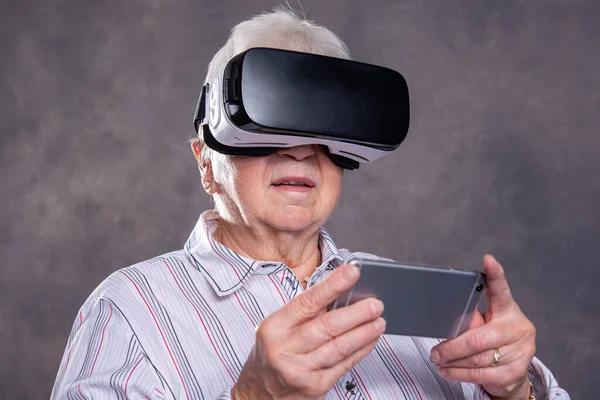 Gris Peludo Anciana Usando Gafas Realidad Virtual Buscando Sorprendido — Foto de Stock