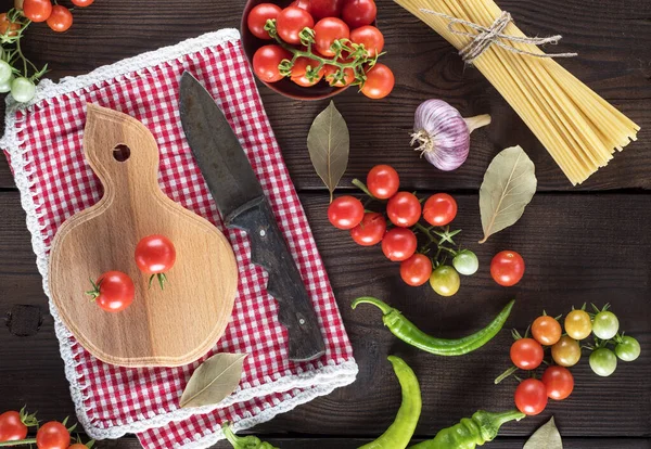 Tabla Cortar Madera Con Cuchillo Tomates Cherry Rojos Frescos Junto — Foto de Stock