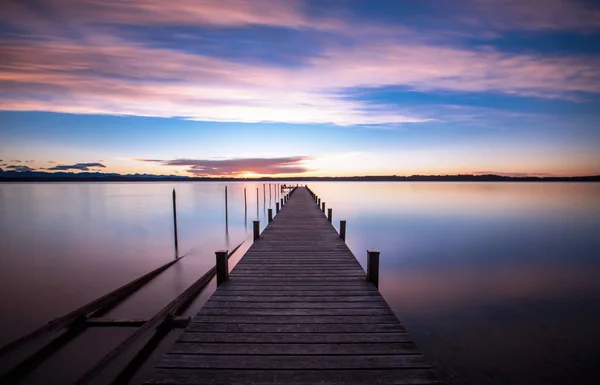 Puesta Sol Sobre Lago Amanecer Medio Muelle Amanecer —  Fotos de Stock