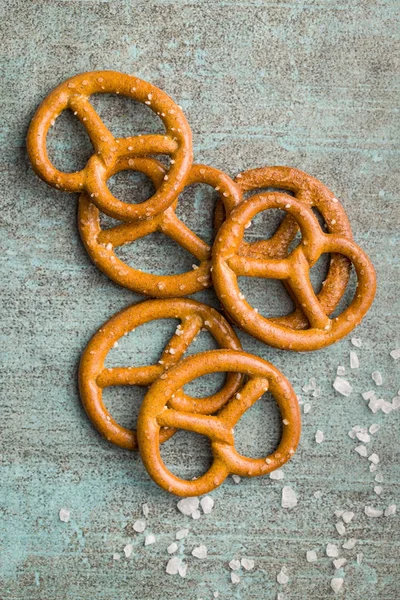 Mini Salgado Aperitivo Pretzels Velha Mesa Cozinha Vista Superior — Fotografia de Stock