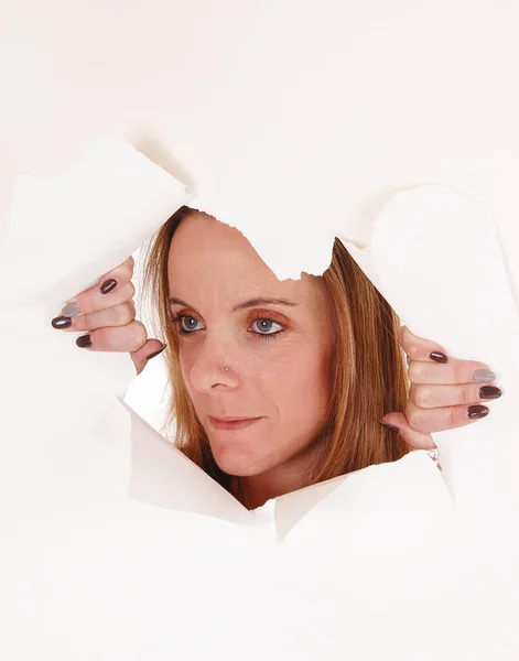 Cara Una Mujer Mirando Través Agujero Papel Blanco Holding Abierto — Foto de Stock