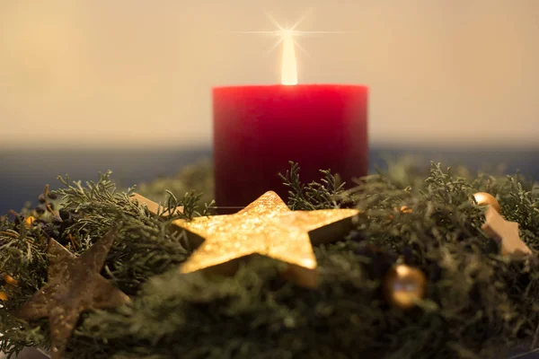 Adventskranz Mit Roter Kerze Und Goldenem Stern — Stockfoto