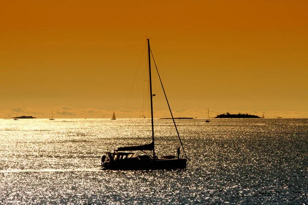 Segelboot Auf Dem Meer Bei Sonnenuntergang Bei Gutem Wetter Horizont — Stockfoto