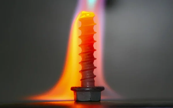 Šroub Závitem Plynovém Plameni Plamen Mění Barvu Když Doteku Studeného — Stock fotografie