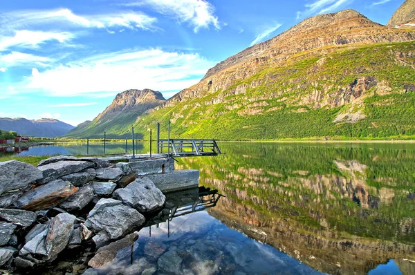 One Boat Dock Sea Morning Colorful Mountains Reflecting Water Surface — Stock Photo, Image