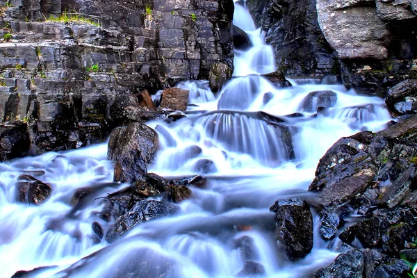 Langzeitbelichtungsfoto Von Wasser Das Die Felsen Hinunterfällt — Stockfoto