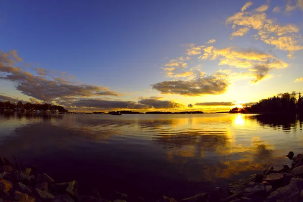 Atemberaubender Mittsommersonnenuntergang Wasser Sonnenuntergang Reflektiert Von Der Oberfläche — Stockfoto