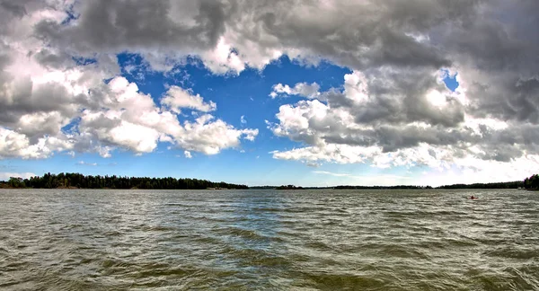 Фото Красивого Хмарного Неба Темно Сірої Поверхні Води — стокове фото