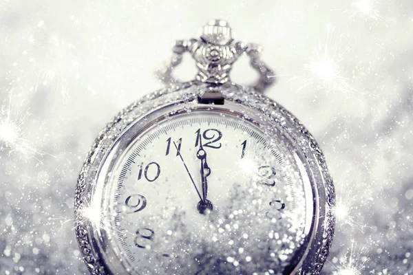 Nowy Rok Północy Stary Zegar Gwiazdki Śniegu Świąteczne Światełka — Zdjęcie stockowe