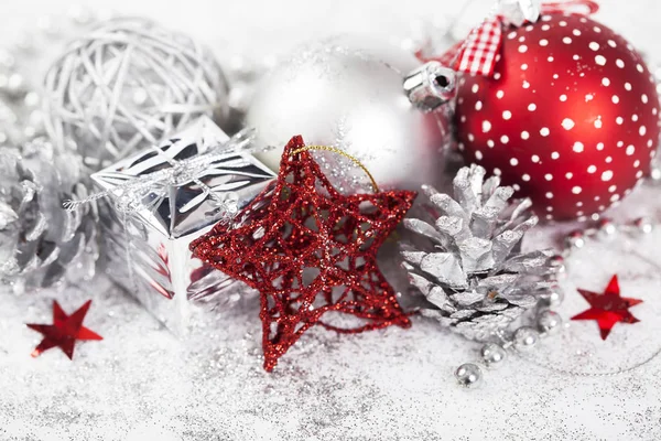 Κόκκινες Μπάλες Χριστούγεννα Που Απομονώνονται Λευκό — Φωτογραφία Αρχείου
