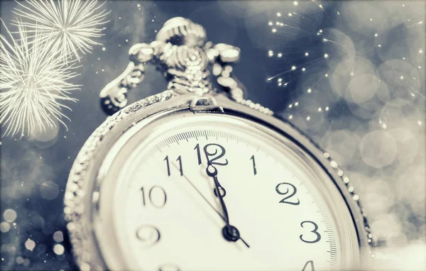 Neujahr Mitternacht Alte Uhr Mit Sternen Schneeflocken Und Weihnachtsbeleuchtung — Stockfoto