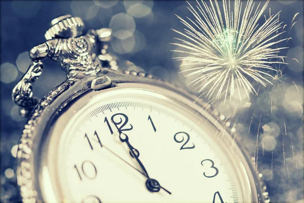 Neujahr Mitternacht Alte Uhr Mit Sternen Schneeflocken Und Weihnachtsbeleuchtung — Stockfoto