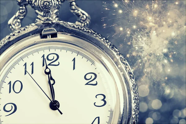 Neujahr Mitternacht Alte Uhr Mit Sternen Schneeflocken Und Weihnachtsbeleuchtung — Stockfoto