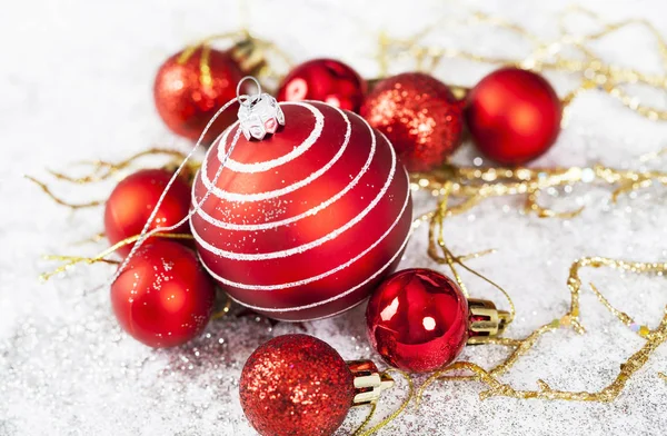 Bolas Rojas Navidad Aisladas Blanco —  Fotos de Stock