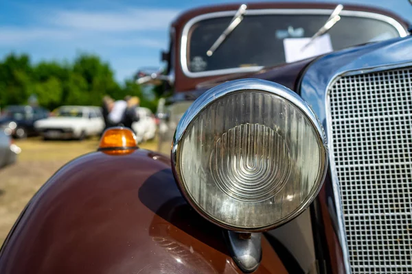 古い古典的な車のフラグメント グリルおよびヘッドライト — ストック写真