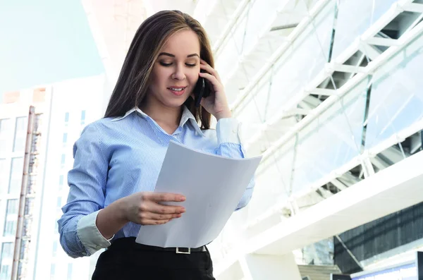 Giovane Donna Affari Bella Successo Mantiene Fogli Carta Parlando Telefono — Foto Stock