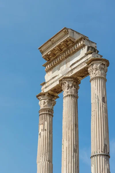 Ruinen Der Ikonischen Drei Säulen Forum Romanum Rom Italien Blauer — Stockfoto