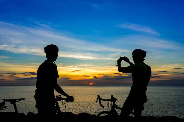 Two Cyclists Bicycles Beach Sunset Scene — Stock Photo, Image
