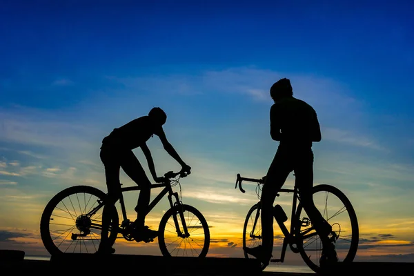 Two Cyclists Bicycles Beach Sunset Scene — Stock Photo, Image