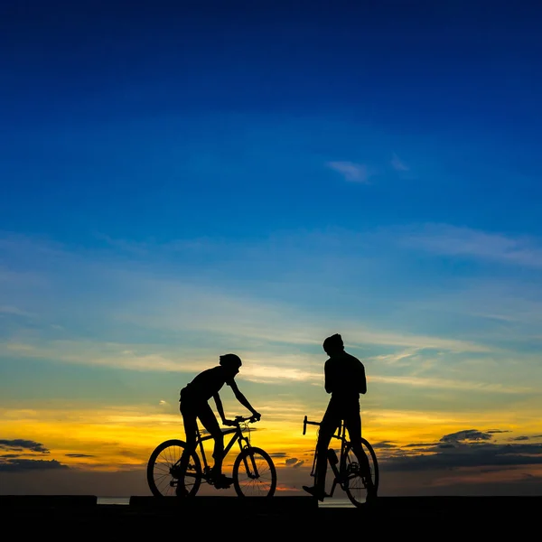 Zwei Radfahrer Mit Ihren Fahrrädern Strand Sonnenuntergangsszene — Stockfoto