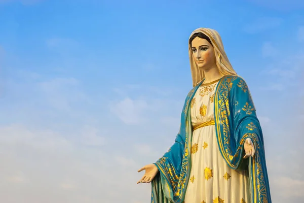 Estatua Virgen María Con Fondo Cielo Espacio Para Copiar — Foto de Stock