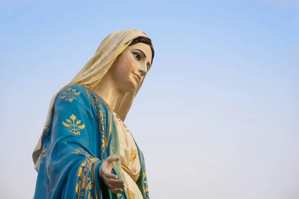 Estatua Virgen María Con Fondo Cielo Espacio Para Copiar — Foto de Stock