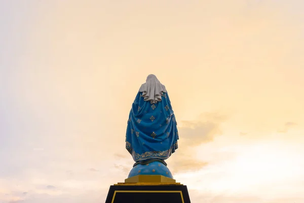 Santa Vergine Maria Statua Con Sfondo Cielo Spazio Copia — Foto Stock